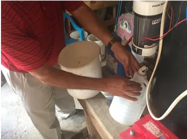 Servicing a water chlorinator
